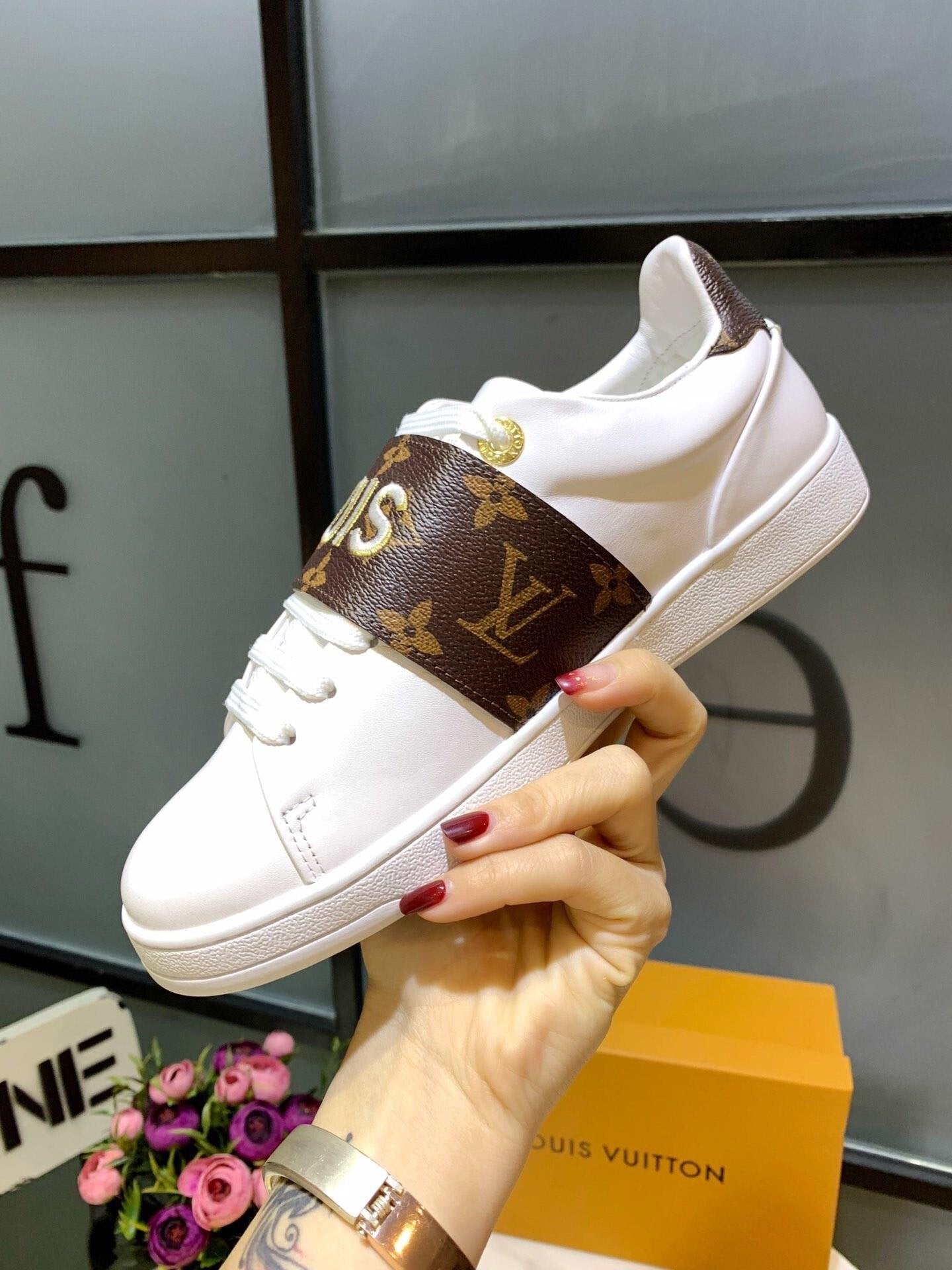 Frontrow Sneakers (Women's)