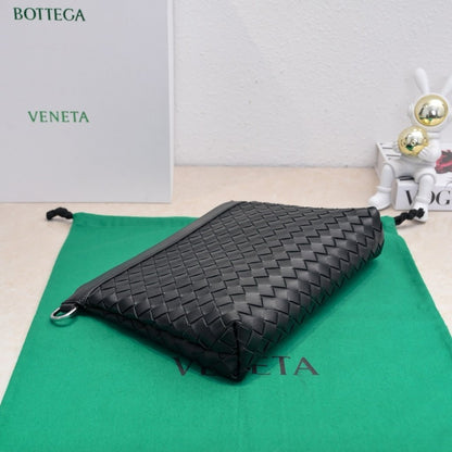 Medium Intrecciato Clutch Bag