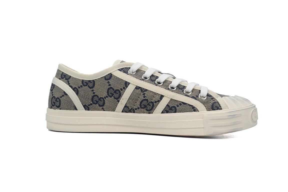 Julio Sneaker (Women's)