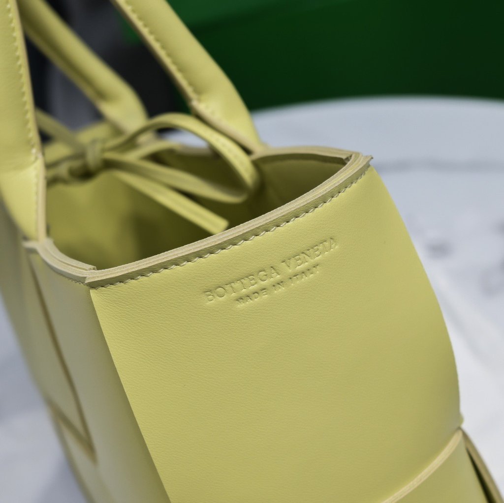 Medium Arco Tote Bag