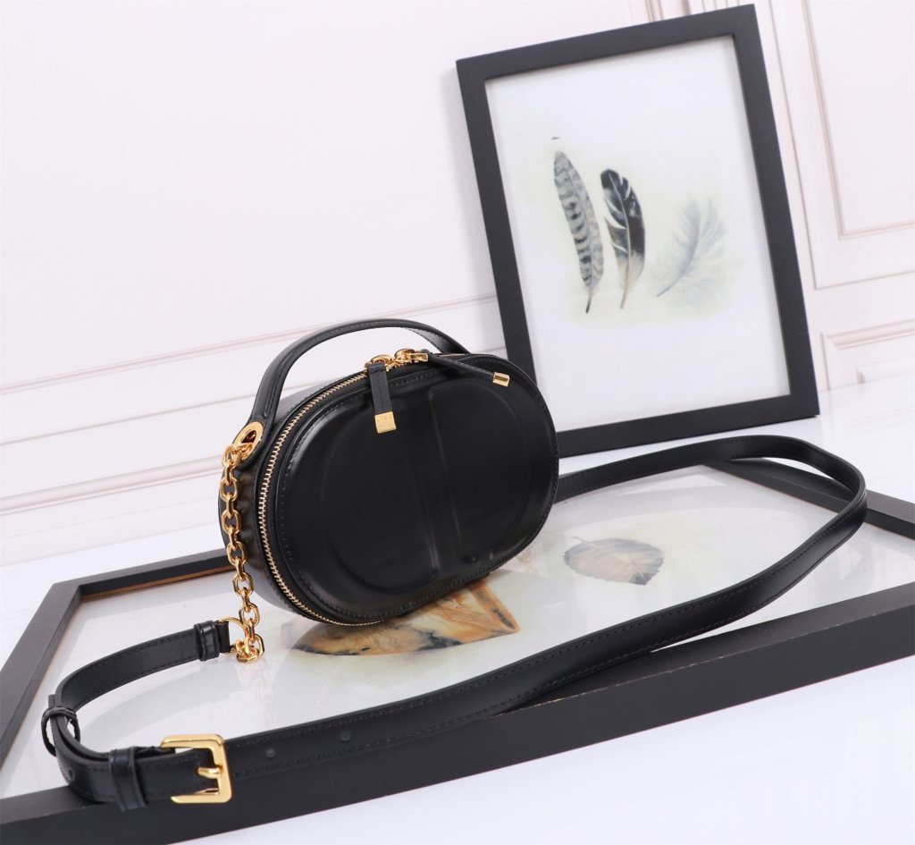 Signature Oval Camera Bag