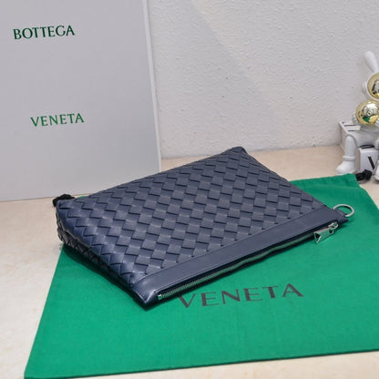 Medium Intrecciato Clutch Bag