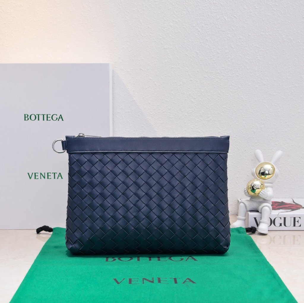 Medium Intrecciato Clutch Bag